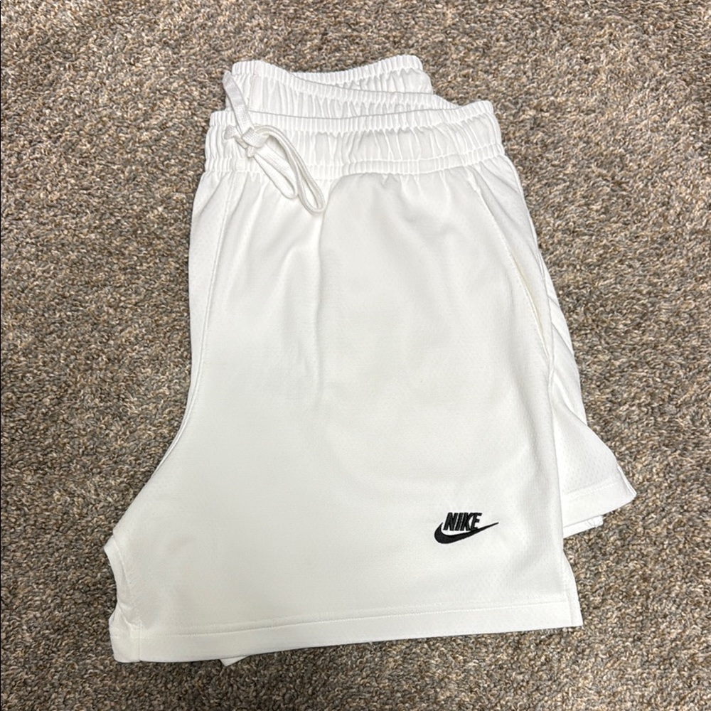 Nike White Athletic Shorts with Elastic Waistband - Picture 4 of 4